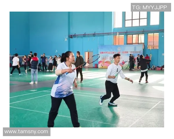 成都羽毛球队奋勇拼搏的背后故事与锦标赛精彩瞬间回顾